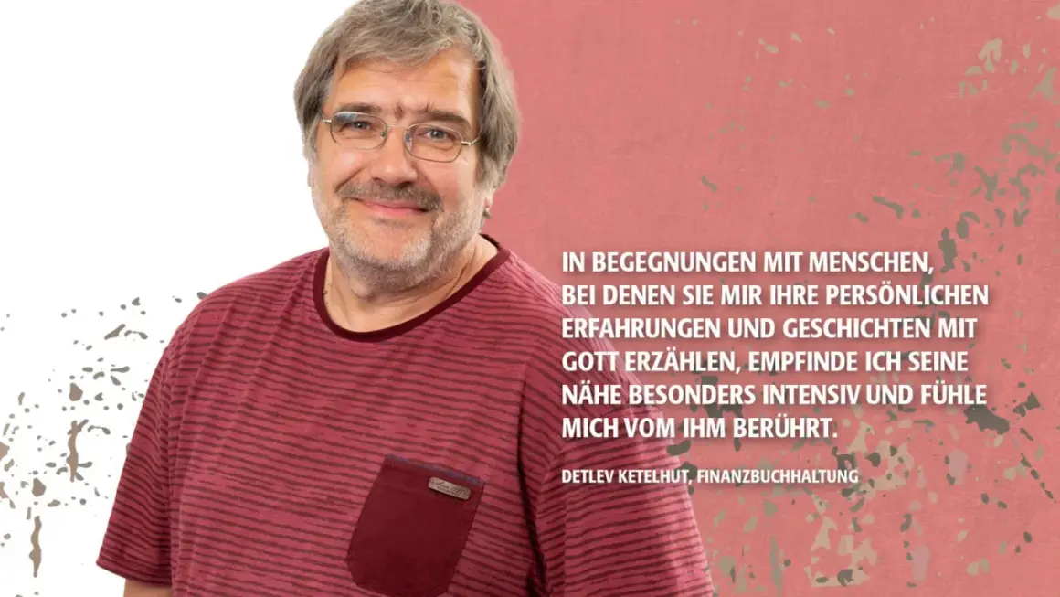 Ein Mann mit Brille lächelt, während er von Begegnungen erzählt, die ihm immer mehr von dir zeigen.