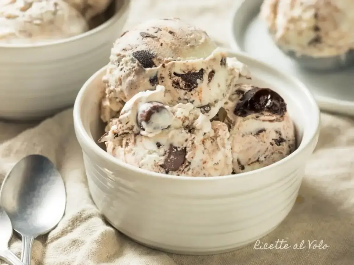 Coppette di gelato fatto in casa senza gelatiera, con pezzi di cioccolato e ciliegie.