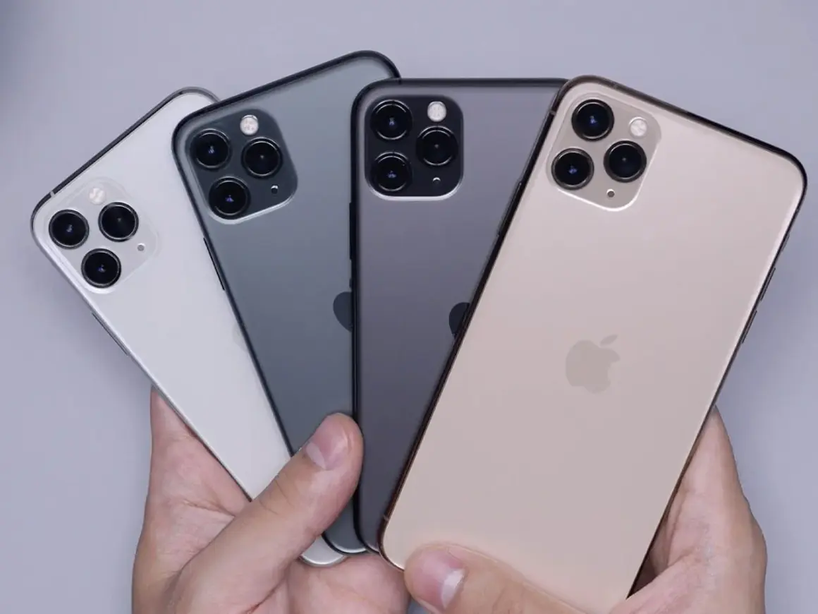 Cztery iPhone'y w różnych kolorach: biały, szary, ciemnoszary i złoty. Zastanawiasz się, airplay co to? To technologia bezprzewodowego strumieniowania.