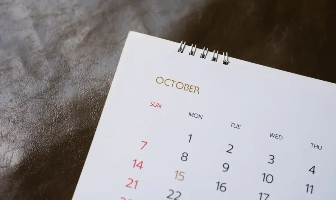 Calendario di Ottobre, con giorni e numeri visibili. La durata scia edilizia è un concetto che si lega al tempo, come questo mese.