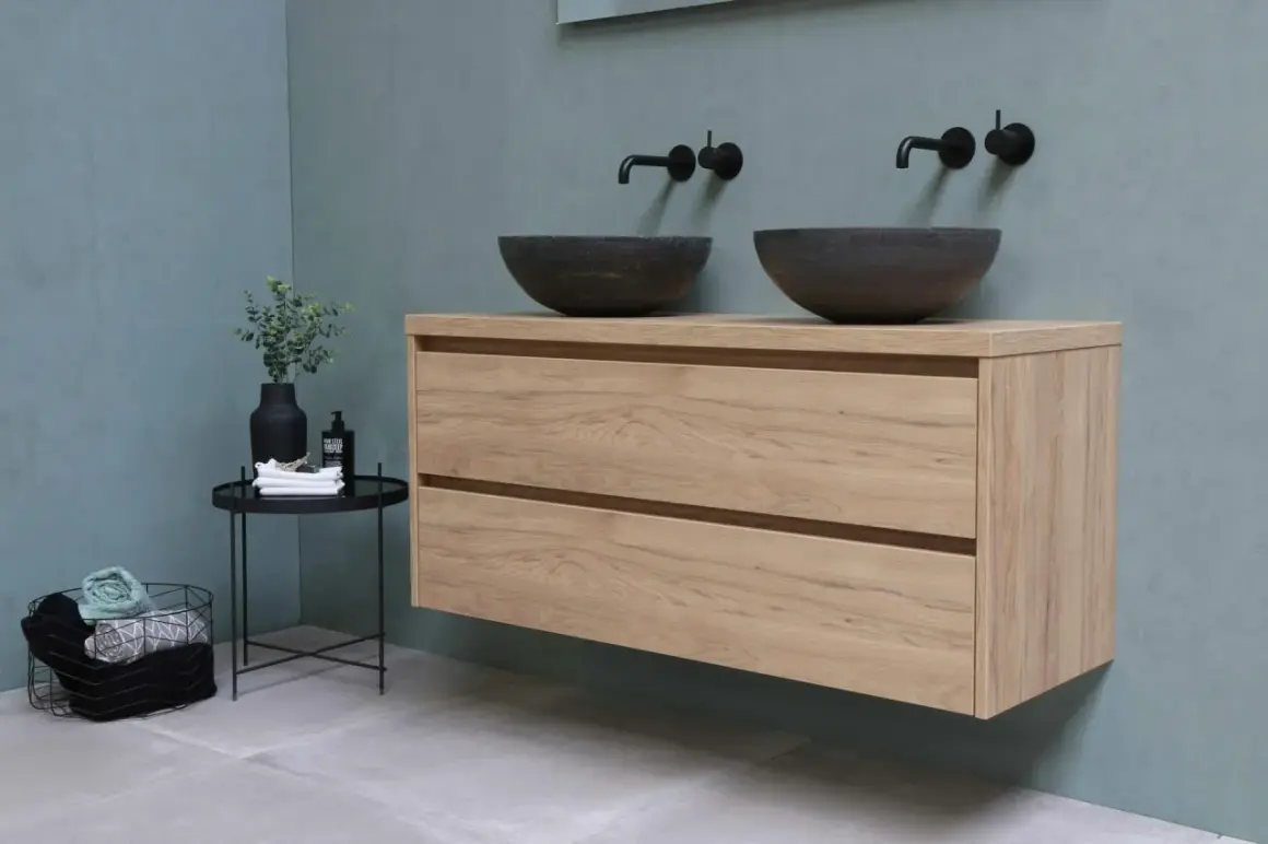 Meuble de salle de bain en bois clair, avec deux vasques en pierre. La hauteur du meuble est idéale pour un usage quotidien.