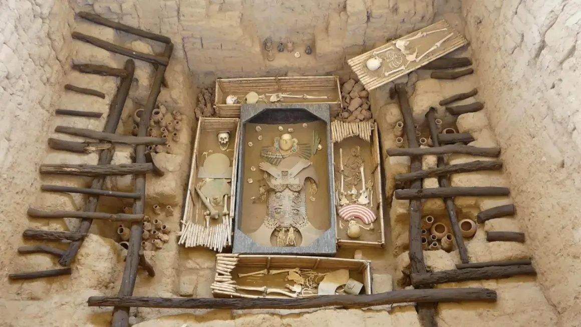 Tumbas del señor de Sipán, con esqueletos y ofrendas funerarias en un sitio arqueológico.