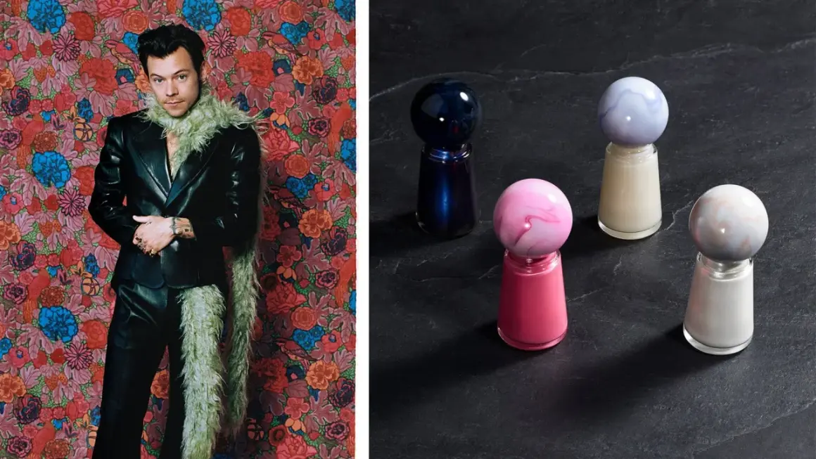 Harry Styles i sin unika stil, med en glittrig halsduk och en blommig bakgrund. Bredvid syns nagellack i olika färger med marmorerade klot som lock.
