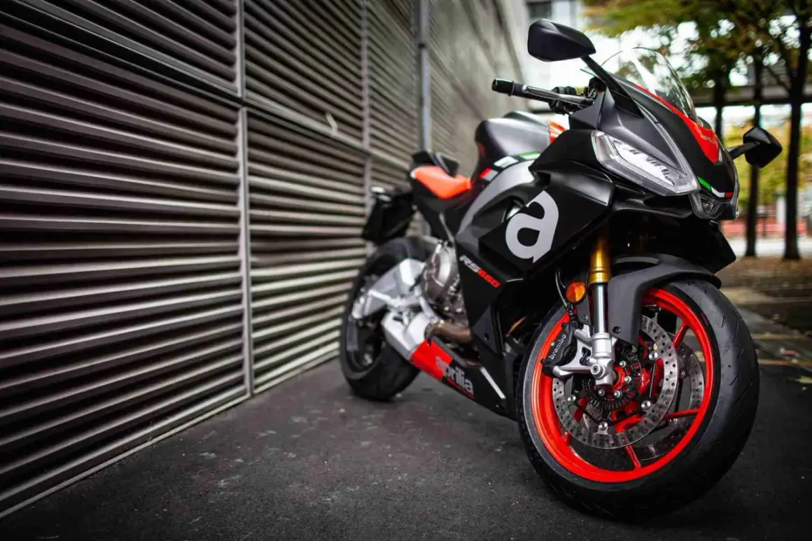 Deportiva Aprilia RS 660, una moto con mas cc de lo esperado, lista para la acción.