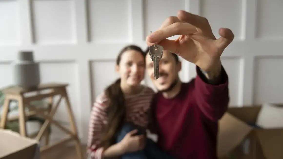 Coppia felice con le chiavi in mano, pronti per i tre passaggi per non farsi fregare quando vendi casa.