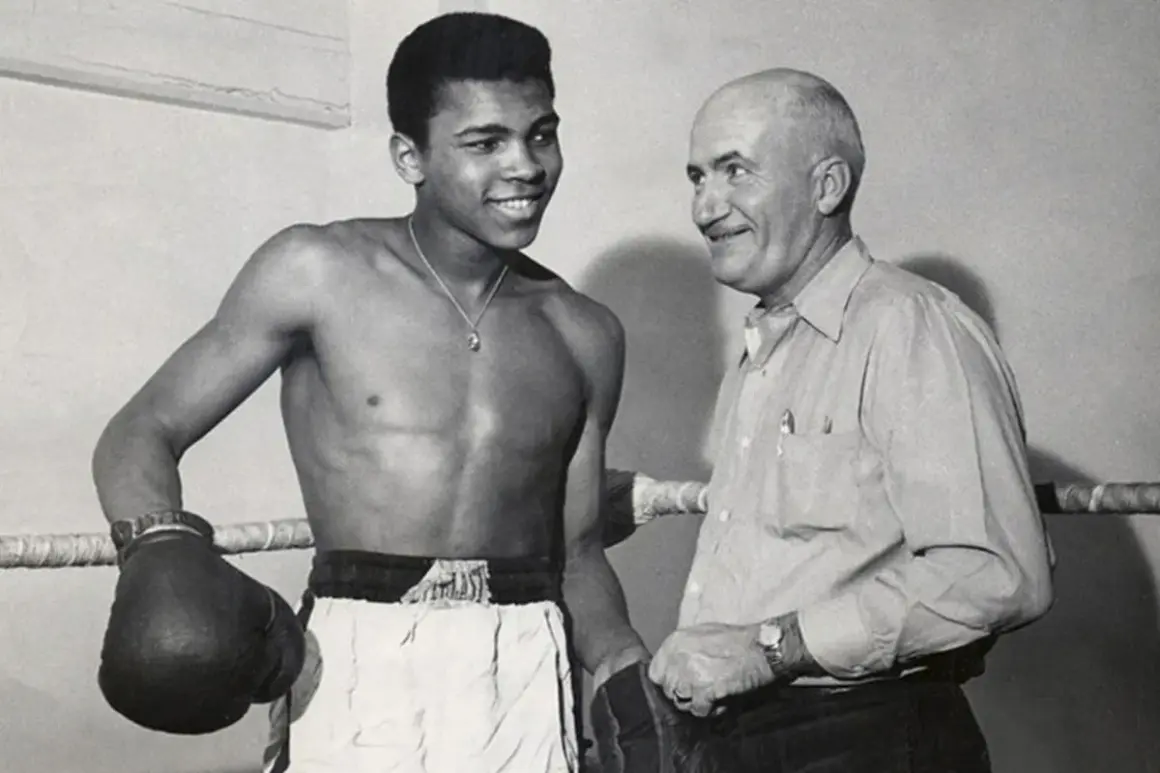 En ung Muhammad Ali ler mot sin tränare i ringen.
