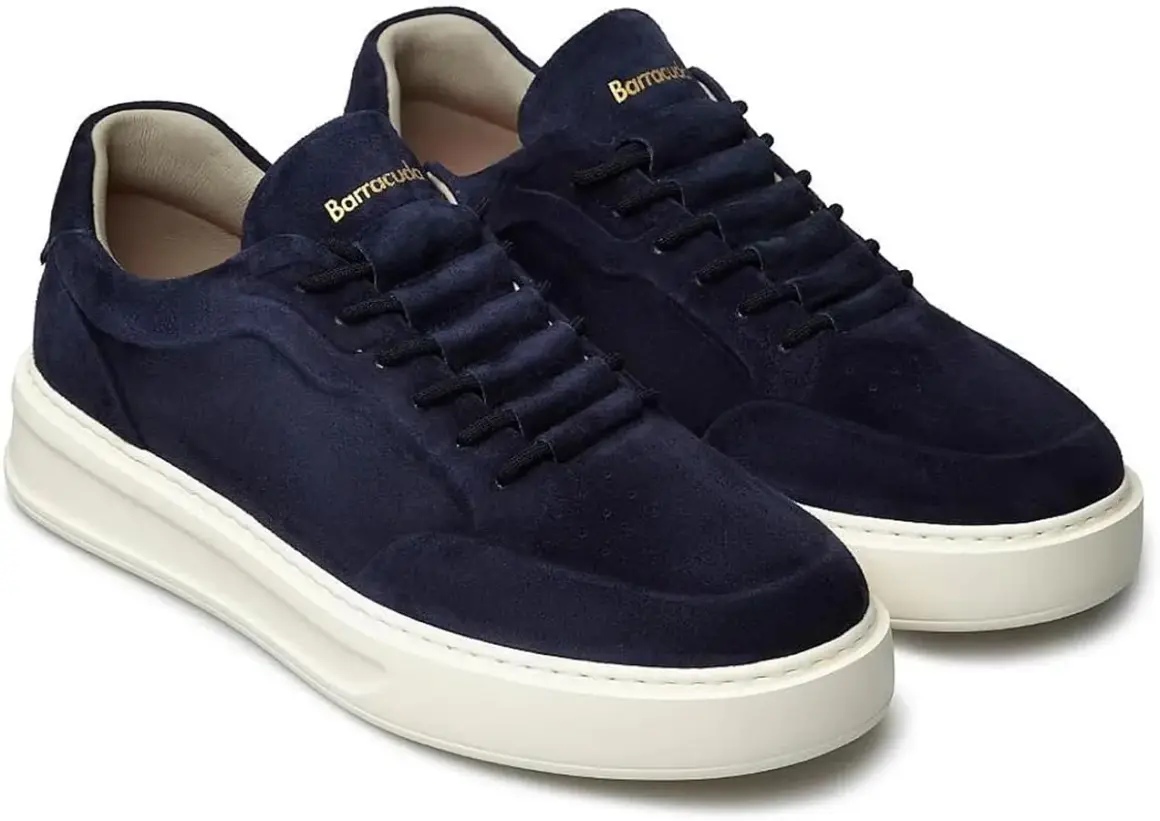 Eleganti barracuda sneakers uomo in camoscio blu navy con suola bianca. Perfette per un look casual chic.