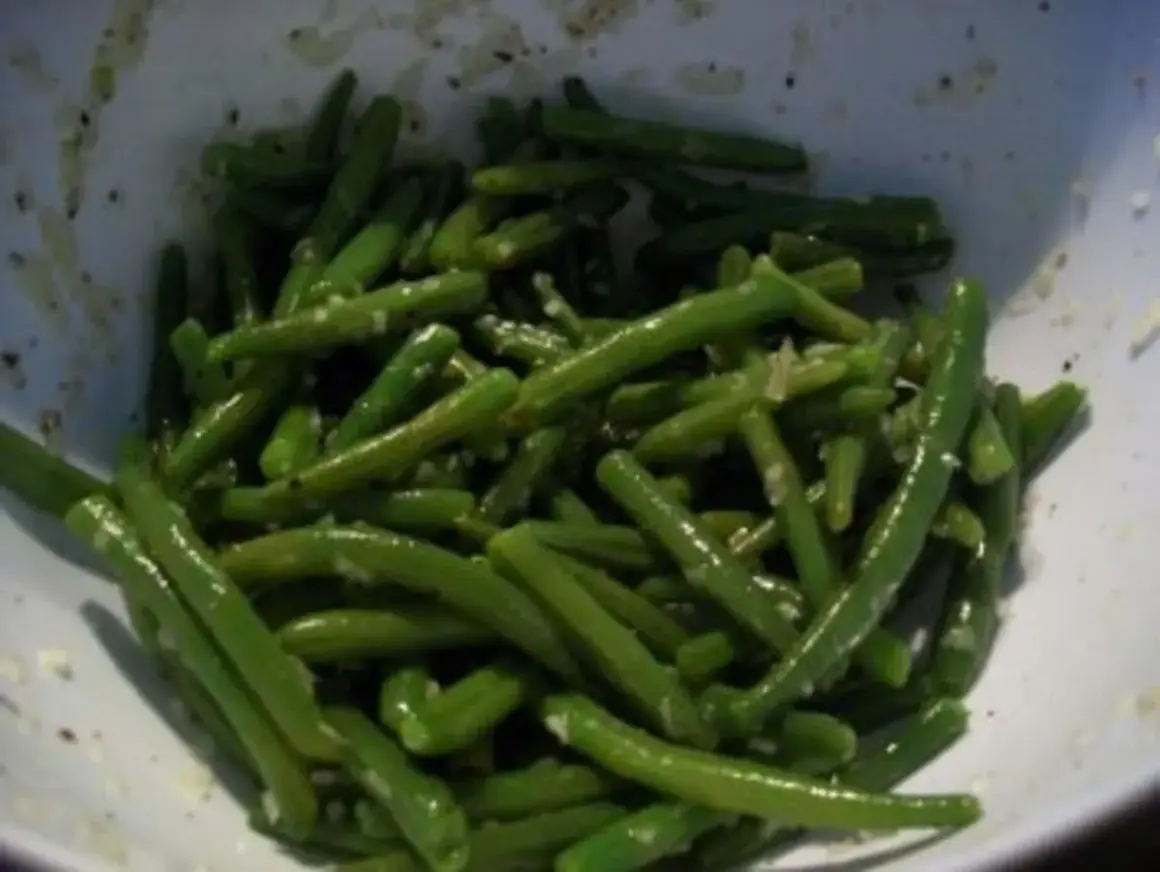 Ein klassisches Bohnensalat Rezept mit frischen grünen Bohnen, fein gehacktem Knoblauch und Gewürzen.