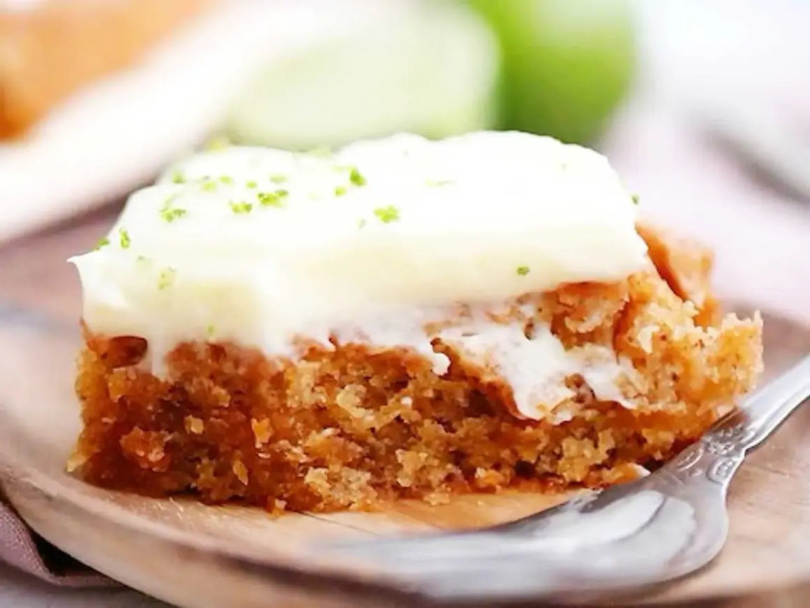 En saftig bit vegansk morotskaka med krämig frosting och rivet limeskal.