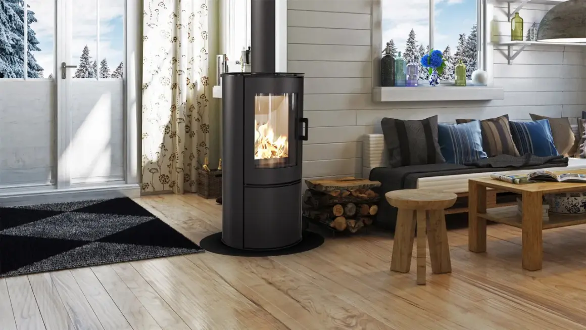 Gemütliches Wohnzimmer mit brennendem Kaminofen (BimschV Stufe 2 Liste), Holzstapel, Sofa mit Kissen und Holztisch.