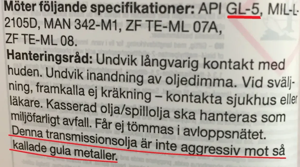 Text om transmissionsolja som inte är aggressiv mot gula metaller. Undvik kontakt med hud och inandning av oljedimma.