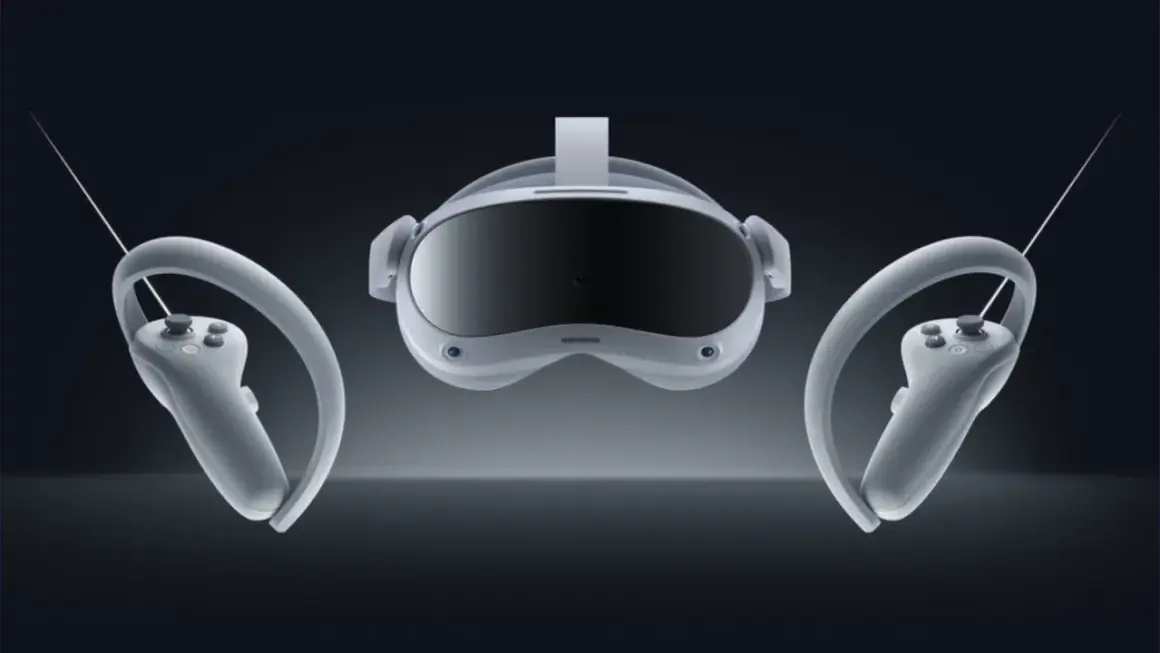 Pico 4 Test: VR-Headset mit zwei Controllern in schwebender Darstellung vor dunklem Hintergrund.
