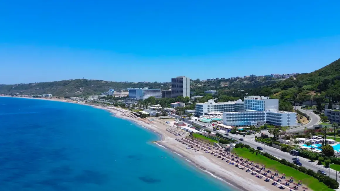Piękna plaża w Ixia Rodos, z hotelami i turkusowym morzem. Idealne miejsce na wakacje.