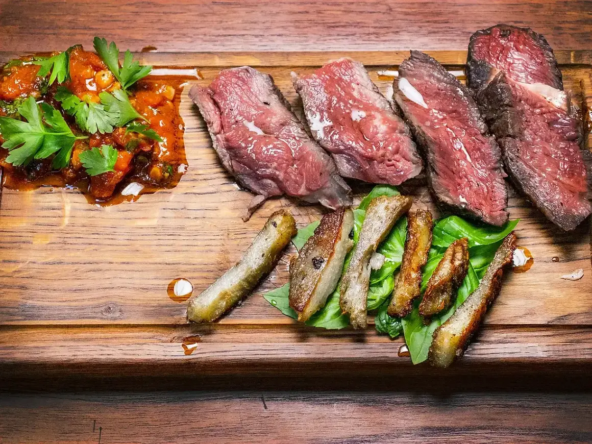 Perfekt grillad tomahawk med en smakrik tomatsalsa och krispiga tillbehör. En festmåltid för köttälskare!
