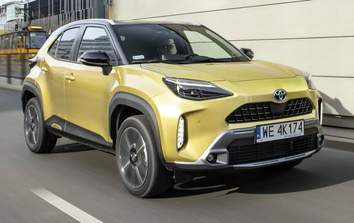 Złoty Toyota Yaris Cross w ruchu miejskim. Czy jego wady są widoczne na pierwszy rzut oka?