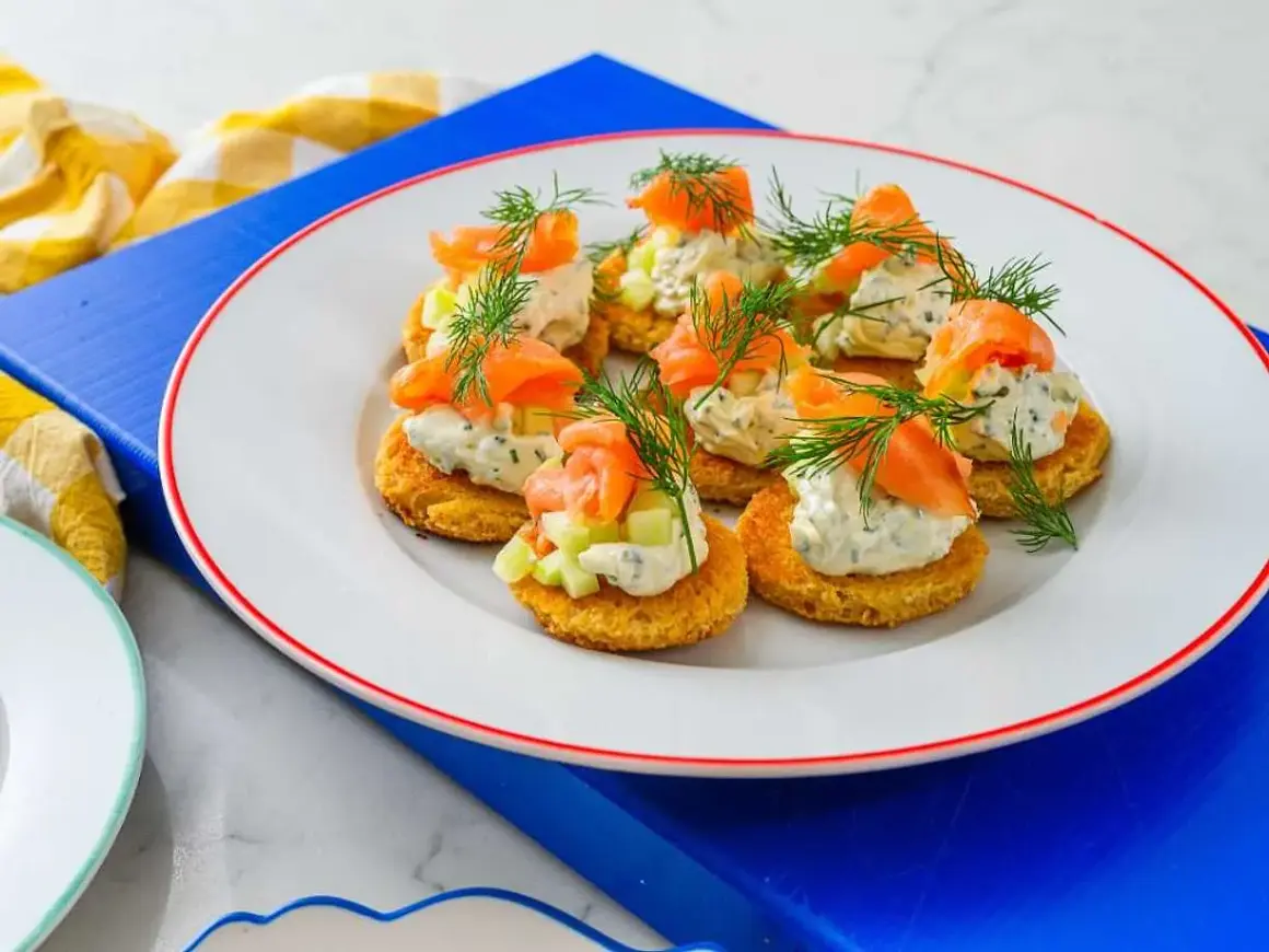 Smarriga snittar med lax och philadelphia, toppade med dill. Perfekta till minglet!