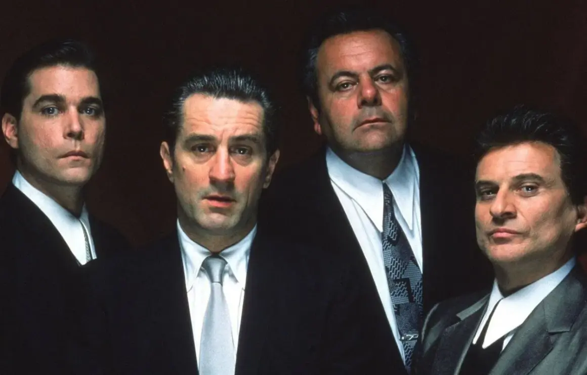 Fyra män i kostym, inklusive Robert De Niro, poserar för en filmbild.
