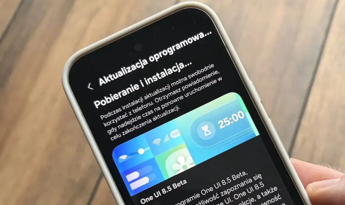 Ekran telefonu z informacją o aktualizacji oprogramowania. Czy trzeba aktualizować telefon? Tu dowiesz się, jak pobrać i zainstalować najnowszą wersję.