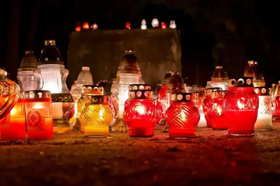 Płonące znicze na cmentarzu. Wiele świec w szklanych pojemnikach, niektóre czerwone, inne żółte, tworzą ciepłe światło. To symbol pamięci i zadumy, często towarzyszy im szczególna pogoda na pogrzebie, co oznacza głęboką refleksję.