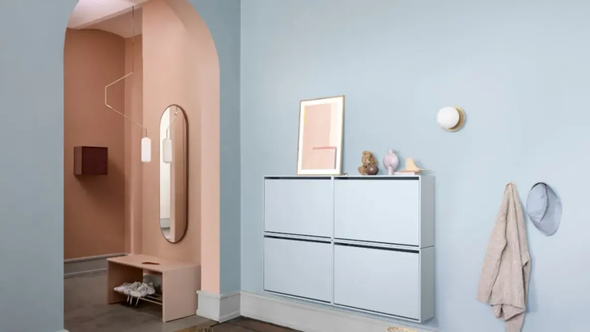 Sanfter Flur mit Wand in Rosé und Hellblau. Moderne Schuhschränke und eine Bank bieten praktische Aufbewahrung. Tolle flur farbe ideen für ein einladendes Ambiente.