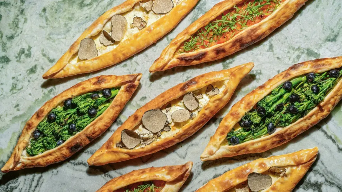 Verschiedene Pide-Rezepte mit Trüffeln, Brokkoli und Oliven, sowie Tomaten-Topping.