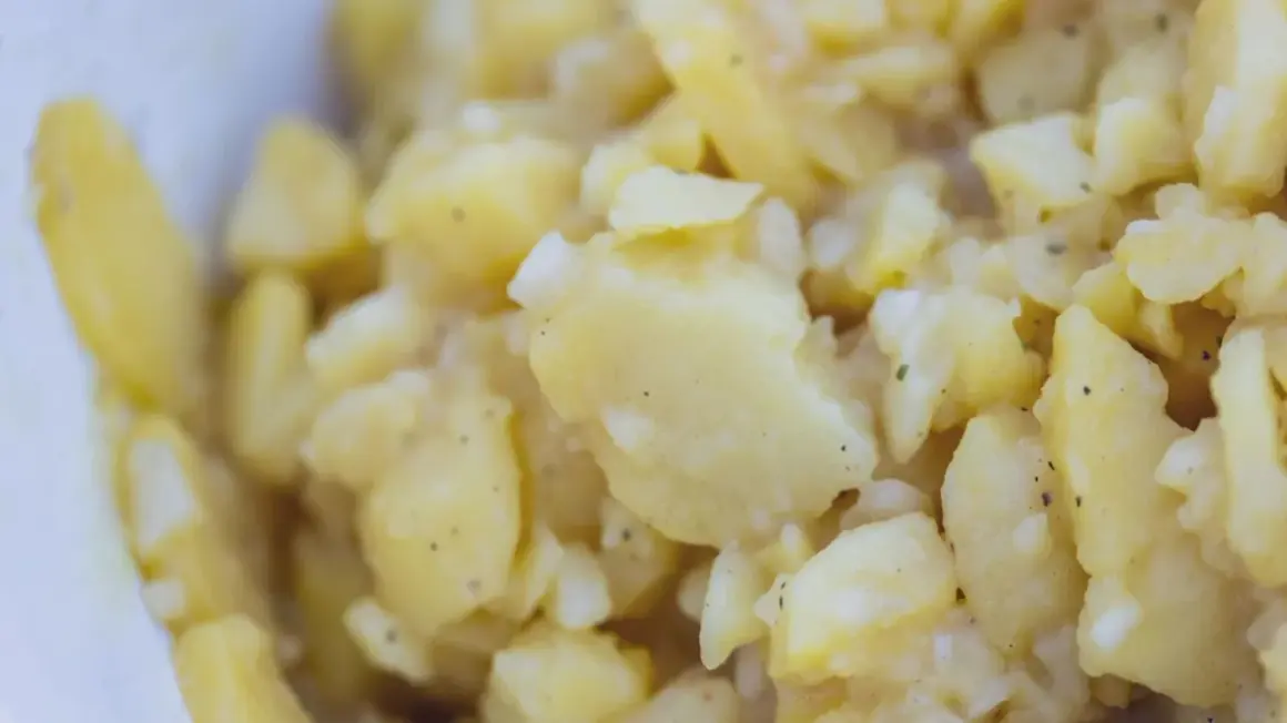 Kartoffelsalat zu sauer? Was tun? Hier ist ein leckerer Kartoffelsalat, der mit einer cremigen Mayonnaise-Dressing zubereitet wurde.