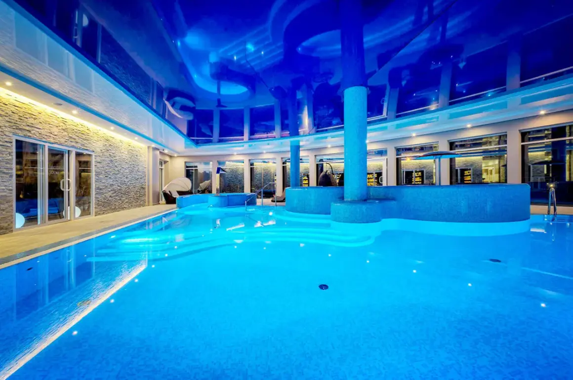 Basen z niebieskim podświetleniem w hotelu Tristan Kąty Rybackie. Relaks w nowoczesnym SPA.