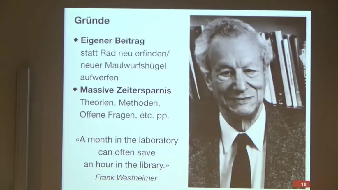 Porträt eines Mannes mit Büchern im Hintergrund. Foliennotizen geben **Tipps zum Schreiben**: Eigener Beitrag statt Rad neu erfinden, massive Zeitersparnis.