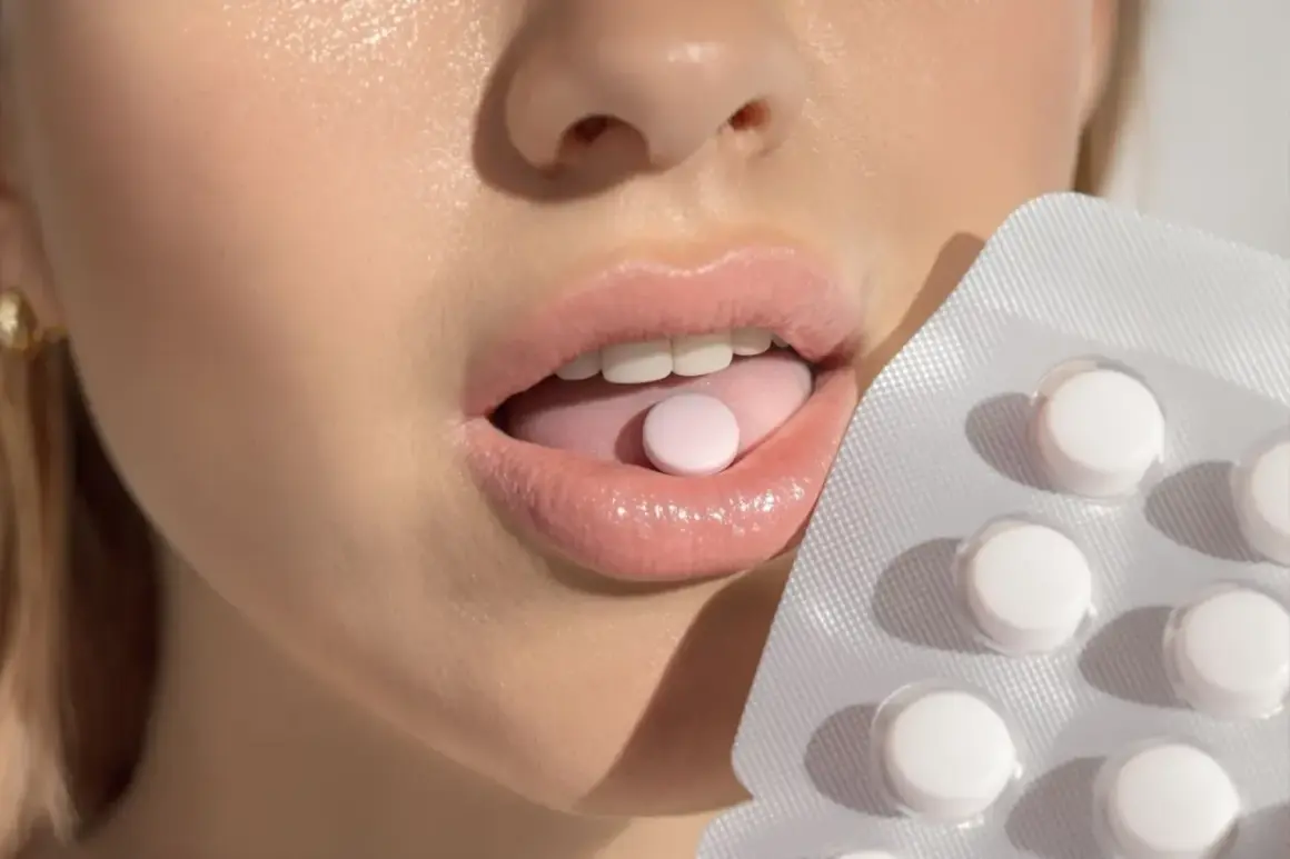Usta z tabletką na języku i opakowaniem. Probiotyk na nieprzyjemny zapach z ust dla świeżego oddechu.