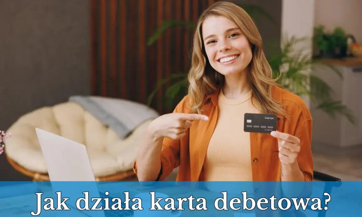 Uśmiechnięta kobieta pokazuje kartę debetową, wyjaśniając, co to jest karta debetowa i jak działa.