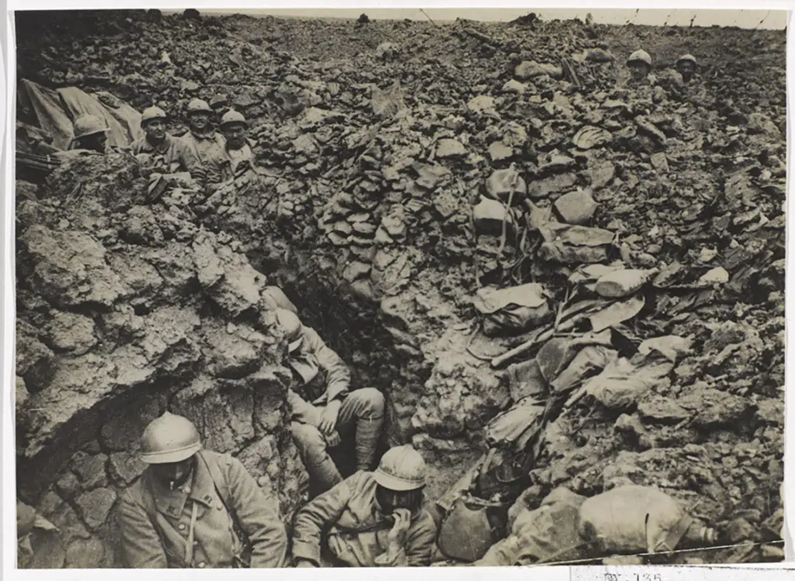 Soldados en una trinchera, rodeados de escombros y equipo, durante la brutal batalla de Verdún.