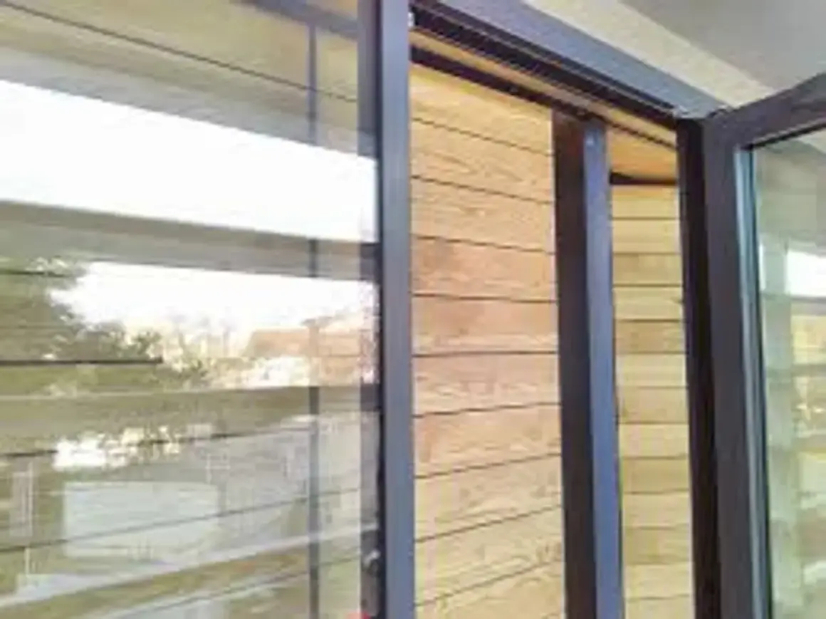 Fenêtre moderne avec bardage bois. Idéal pour **créer un volet intérieur** esthétique et fonctionnel.