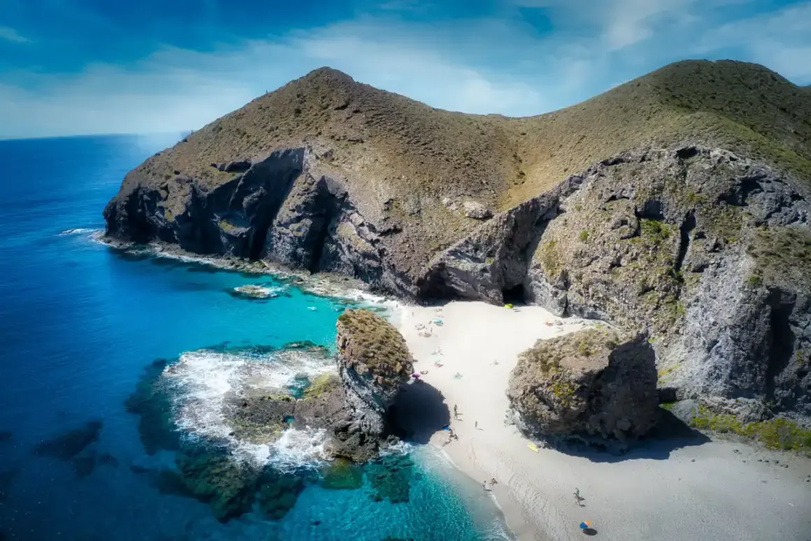 Una cala escondida entre acantilados, con arena dorada y aguas turquesas, es una de las mejores playas de Almería.
