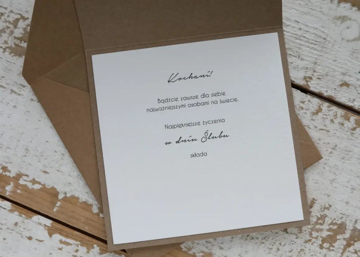 Elegancka kartka z życzeniami na ślub. Idealna, by dołączyć do koperty z pieniędzmi. "Kochani! Bądźcie zawsze dla siebie najważniejszymi osobami na świecie. Najpiękniejsze życzenia w dniu ślubu składa...