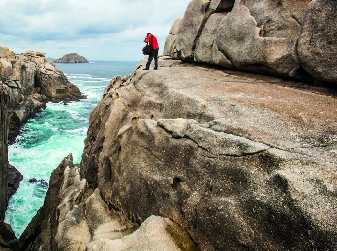 Fotógrafo captura la belleza de los acantilados de papel Xove, con el mar turquesa rompiendo contra las rocas.
