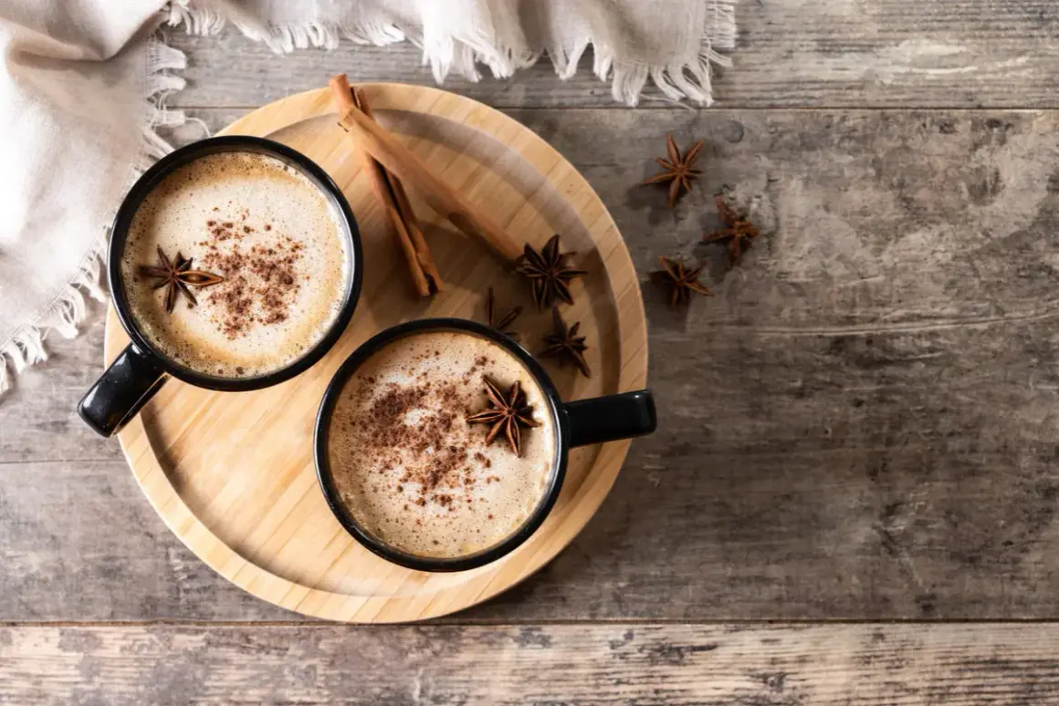 Deux tasses de latte épicé, garnies d'anis étoilé et de cannelle, parfaites pour une recette latte réconfortante.