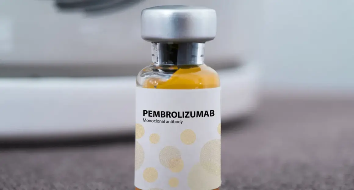 Eine Ampulle mit gelbem Inhalt, beschriftet mit "PEMBROLIZUMAB Monoclonal antibody". Dieses Medikament, Pembrolizumab 200 mg, wird in der Krebstherapie eingesetzt.