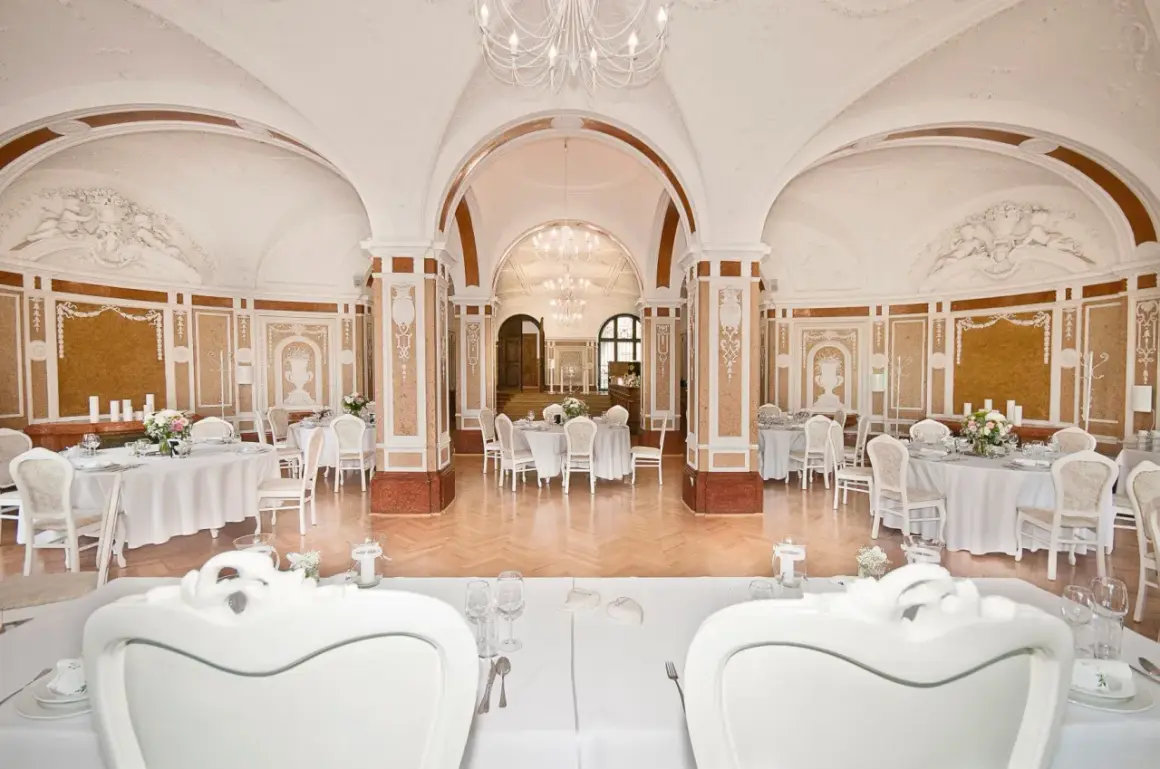 Gdzie zjeść w Mosznej? Restauracje i smaki blisko zamku
