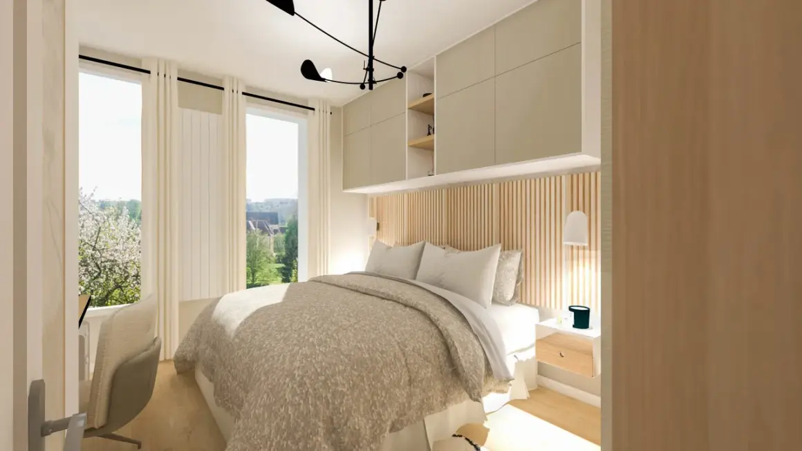 Une chambre parentale lumineuse avec un lit douillet, des rangements muraux et une vue sur un jardin fleuri.