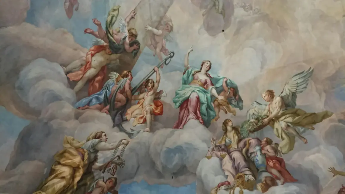 Deckenmalerei zeigt verschiedene Engel, welche welche engel gibt es? Putten, geflügelte Wesen und allegorische Figuren in Wolken.