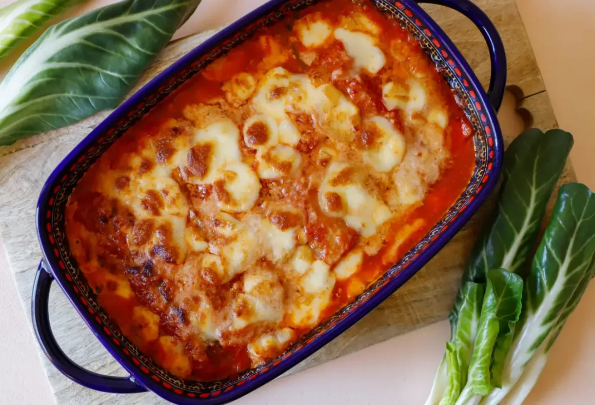 Piatto di coste alla piemontese gratinate al forno, con formaggio fuso e pomodoro. Un classico della cucina piemontese.