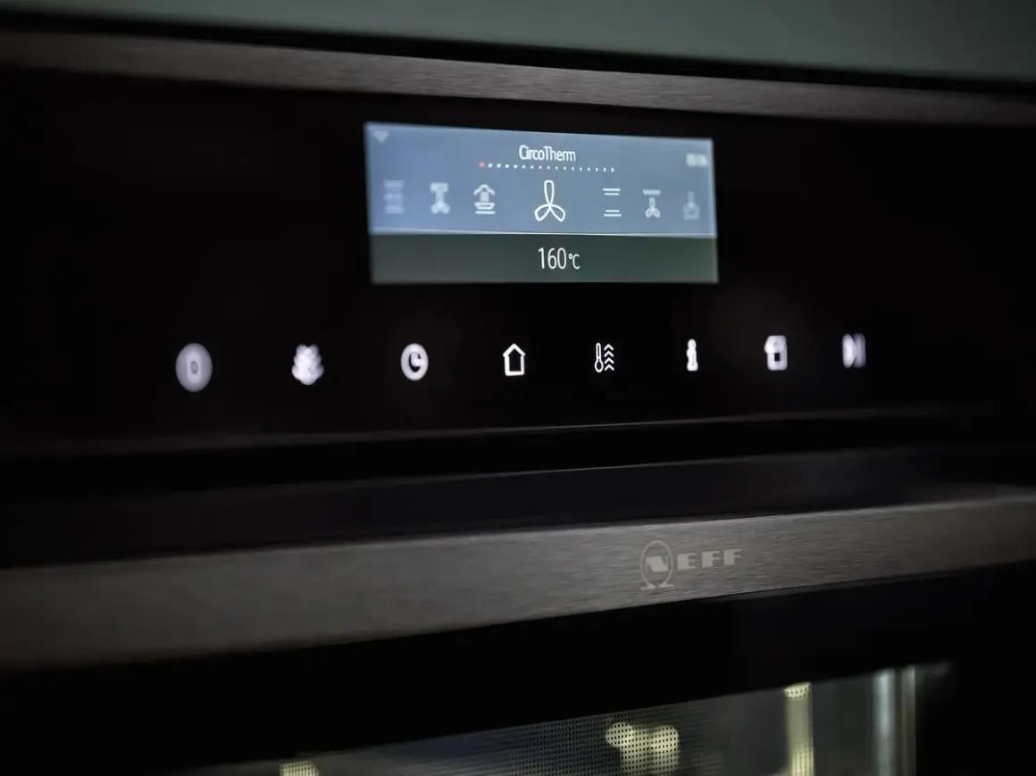 Nära bild på en ugnspanel med en digital display som visar "CircoTherm" och en fläktsymbol. Under displayen syns en varmluftsugn symbol inställd på 160°C.