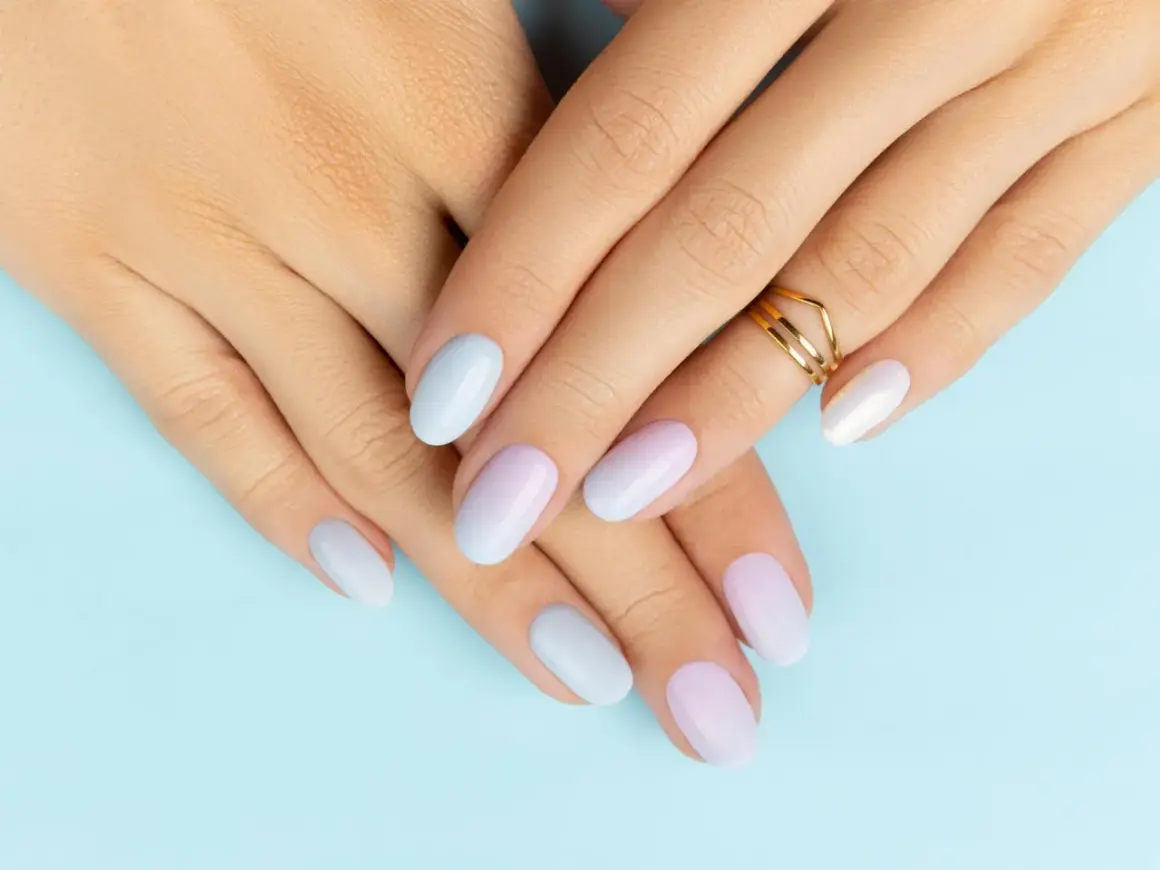 Zarte Hände mit Ombre-Nägeln in Pastelltönen. So einfach kannst du Ombre selber machen für einen sanften Farbverlauf.