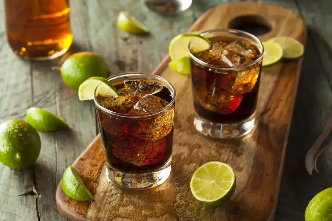 Dwa orzeźwiające drinki Cuba Libre z lodem i limonką, idealne na upalne dni. Prosty przepis na ten klasyk.