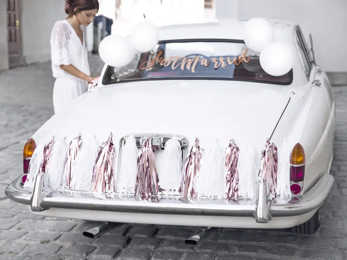 Jak udekorować auto na ślub? Trendy, koszty, DIY i błędy do uniknięcia