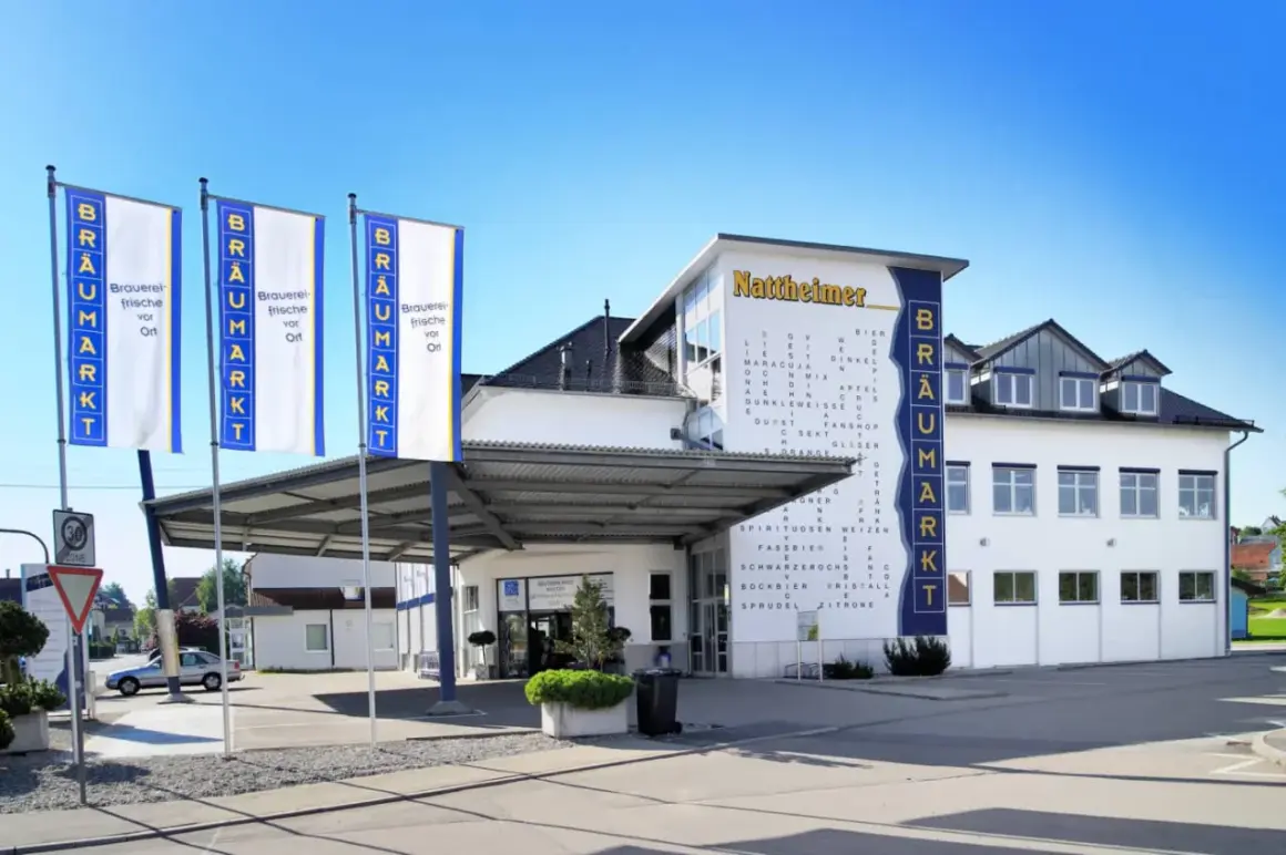 Das Gebäude der Nattheimer Brauerei mit seinen Fahnen und der Produktliste.