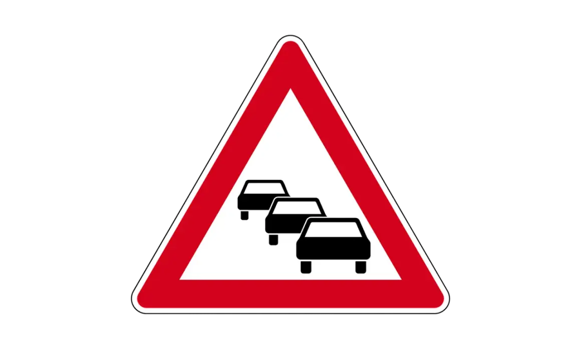 Achtung, Stau! Dieses **Autobahn Schild** warnt vor dichtem Verkehr und möglichen Verzögerungen auf der Strecke.