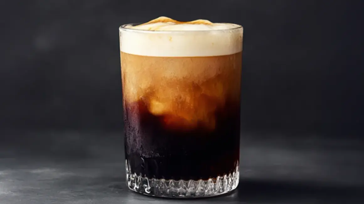 En krämig nitro cold brew med ett tjockt lager skum.