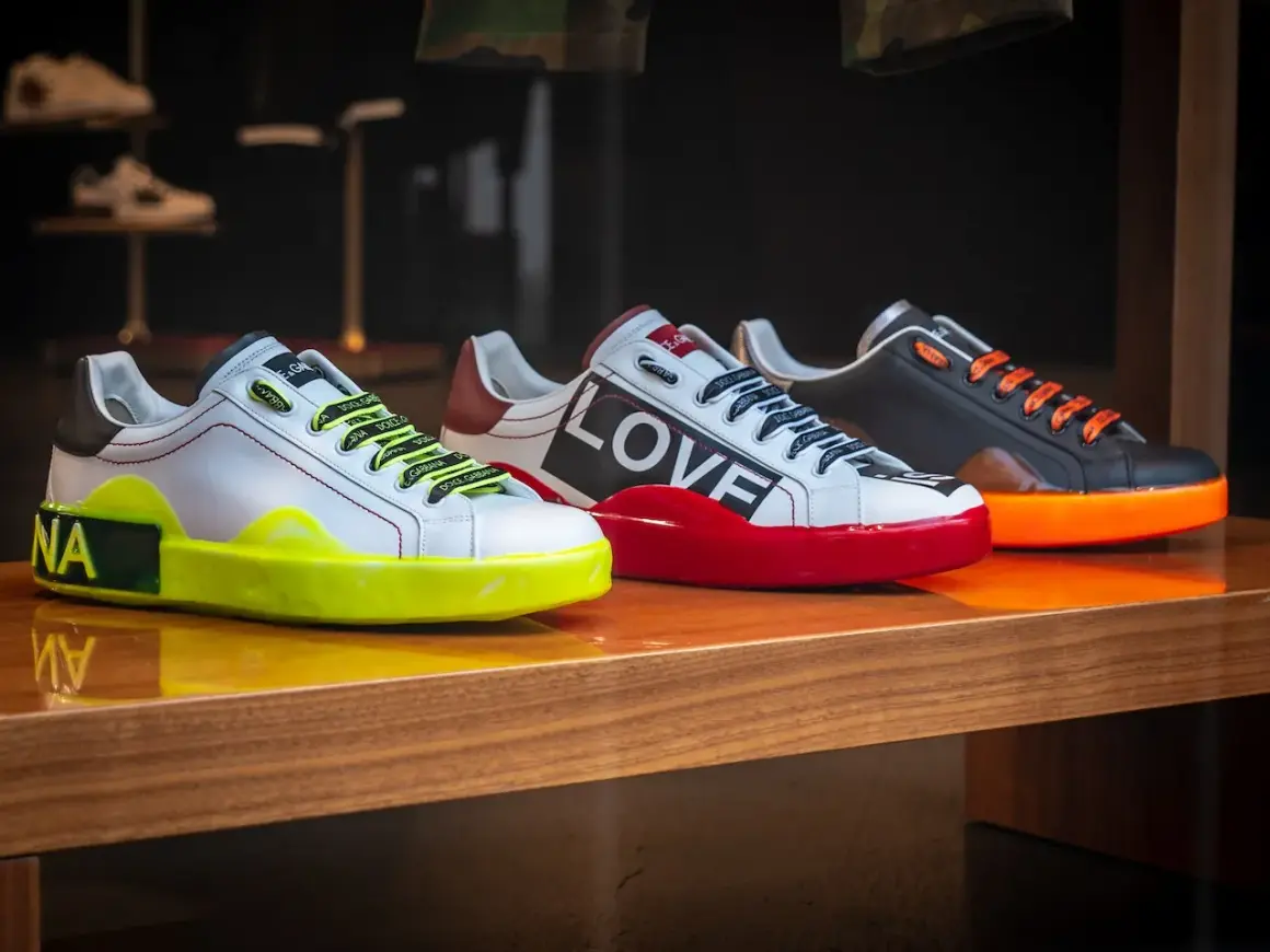 Jakie są modne buty młodzieżowe? Sprawdź najnowsze trendy i kolory