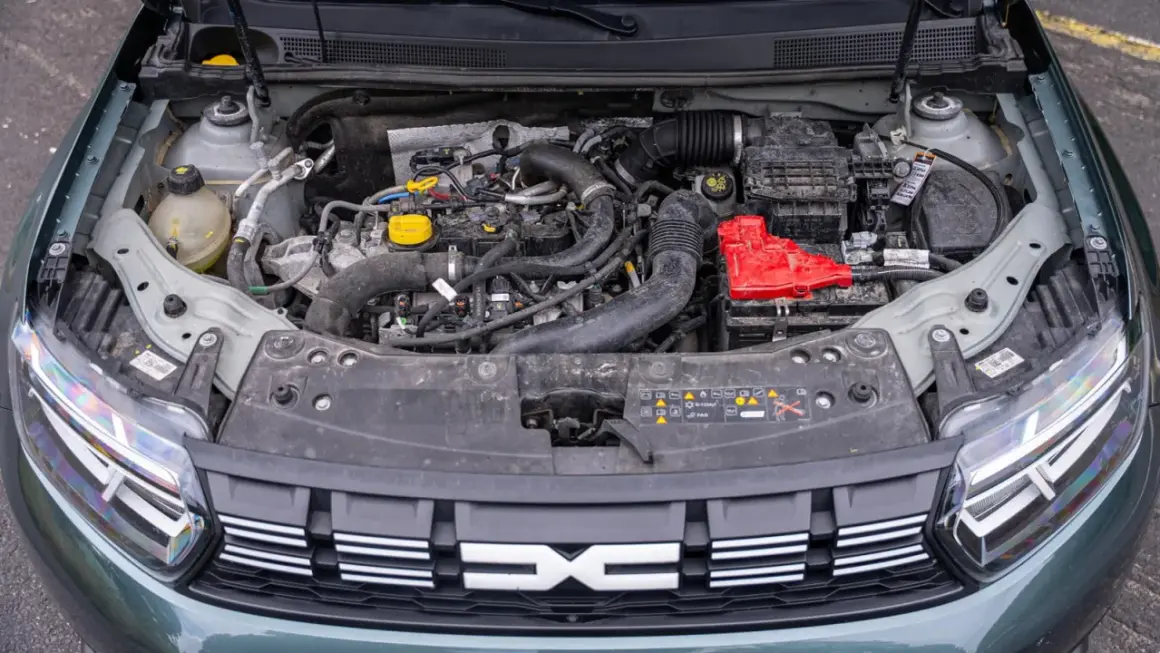 Silnik Renault Duster z widocznym akumulatorem i przewodami.